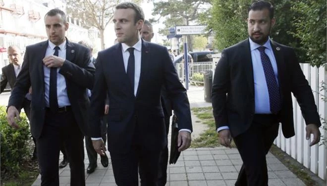 Αντιμέτωπος με την πιο σοβαρή πολιτική κρίση ο Μακρόν